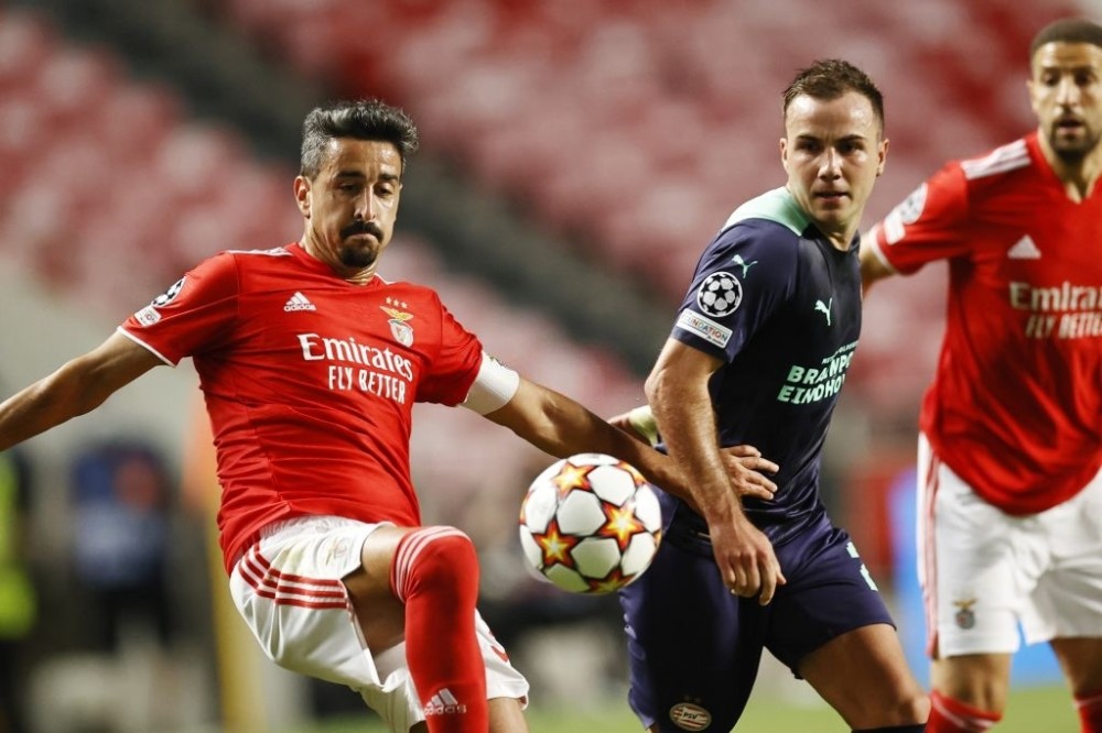 中超赛程吃紧，埃因霍温赛后调整名单，媒体盛赞，团队化学反应显著