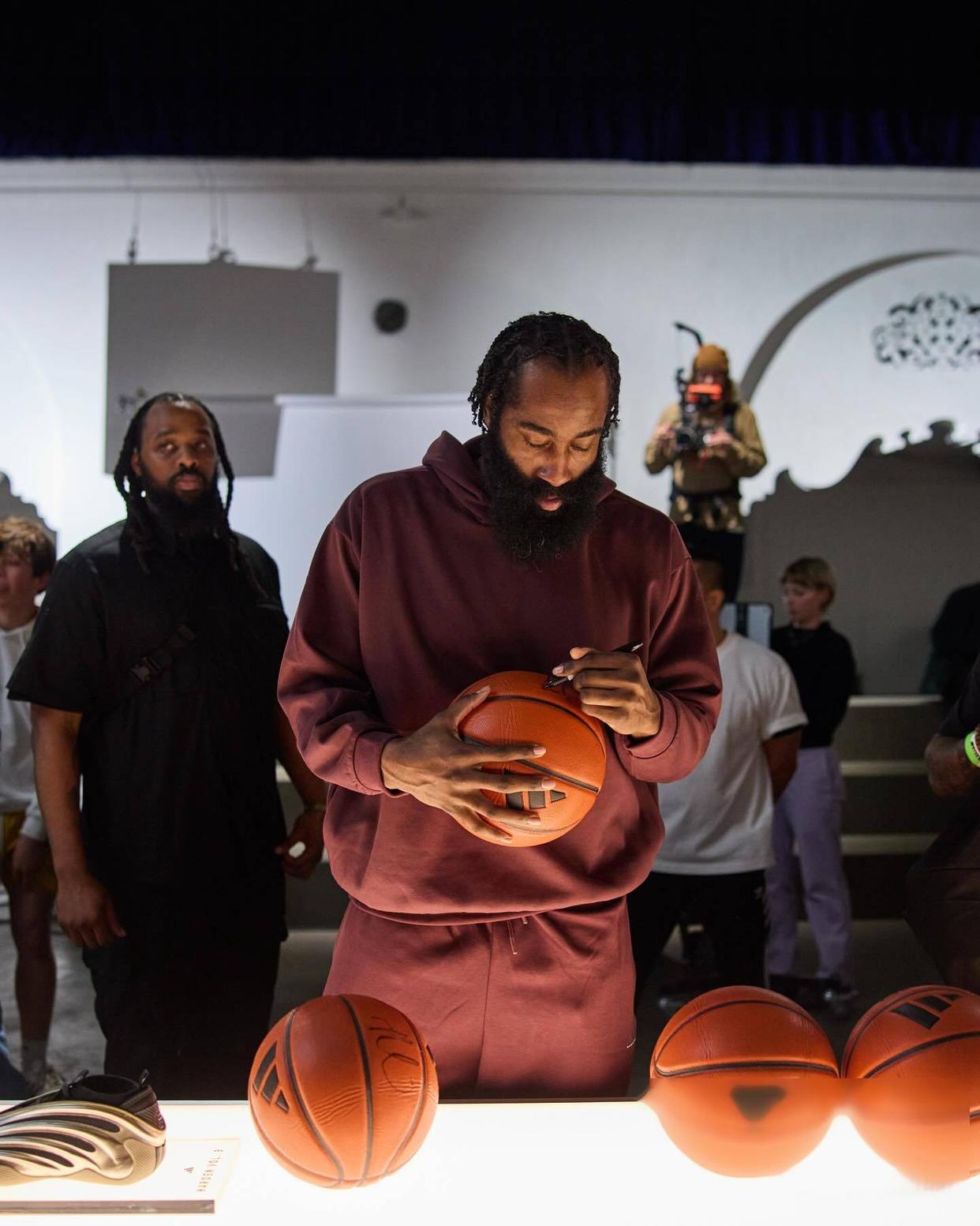 集结日洛杉矶快船调整名单以备NBA常规赛，扳平良机环节打磨，引发热议，团队化学反应显著的简单介绍